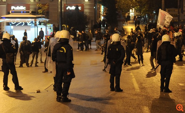 Μολότοφ, φωτιές και χημικά στο Κέντρο της Αθήνας