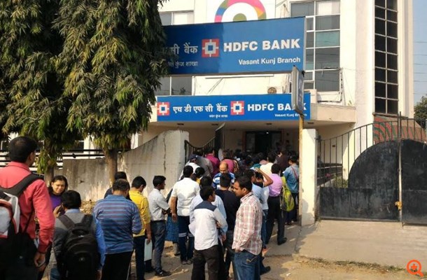 Ινδία: Συνεχίζεται το χάος μπροστά από τα ATM