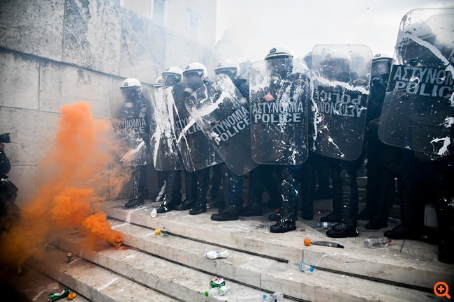 Σύνταγμα ένταση