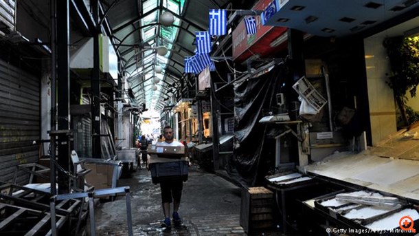 Handelsblatt: Γιατί η πολιτική λιτότητας βλάπτει την Ελλάδα