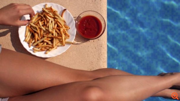 Μπάνιο μετά το φαγητό: ποιος είναι ο πραγματικός κίνδυνος;