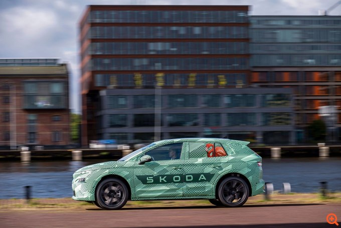 Skoda Elroq: Πρώτες εικόνες και στοιχεία του νέου ηλεκτρικού SUV