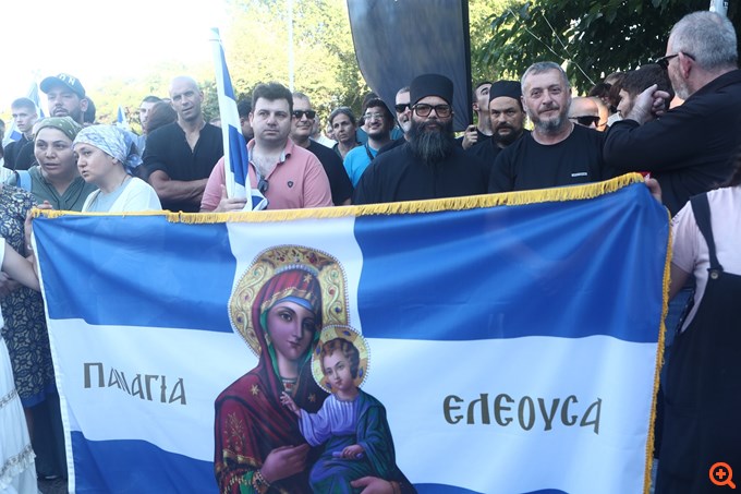 Με εικόνες αγίων και σημαίες το "Family Pride" στην Θεσσαλονίκη