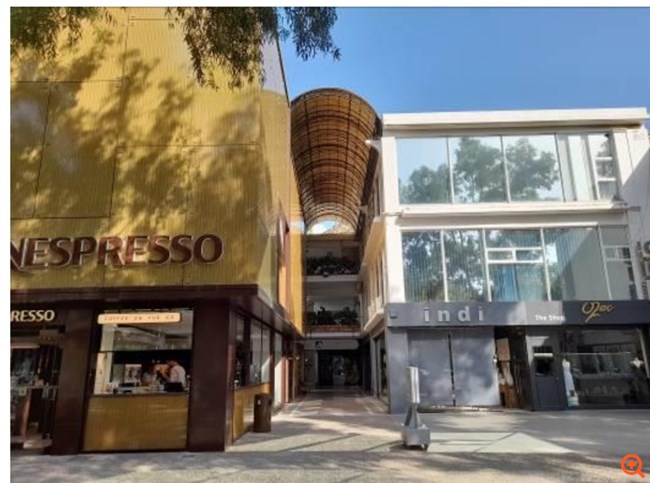 Στο σφυρί οδηγούνται 7 καταστήματα σε εμπορικό κέντρο στην καρδιά της Γλυφάδας