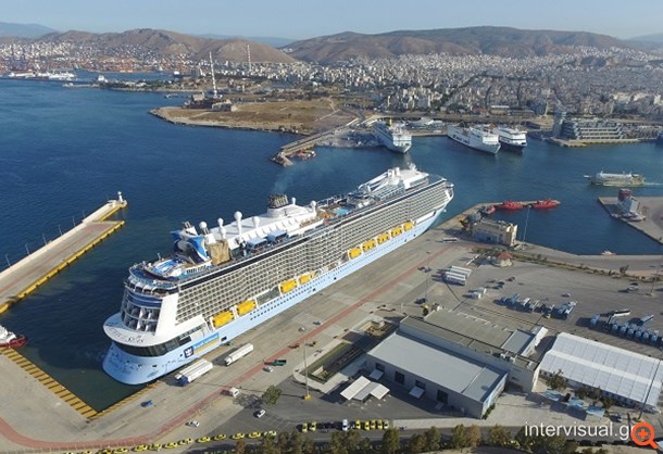Στο λιμάνι του Πειραιά το "Ovation of the Seas"