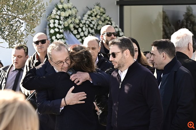 Το τελευταίο αντίο στον Γιώργο Παπαδάκη στο αποτεφρωτήριο Ριτσώνας