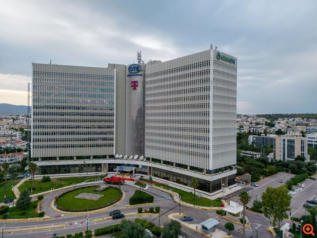 To σήμα "T" προστέθηκε στην πρόσοψη του Διοικητικού Μεγάρου OTE