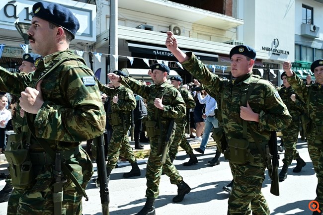 Παρέλασε στη Θήβα ο Στ. Κασσελάκης για την 25η Μαρτίου