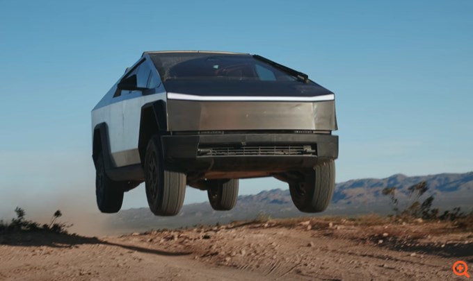 Video: To Tesla Cybertruck στόχος ακτιβιστών στη Γερμανία