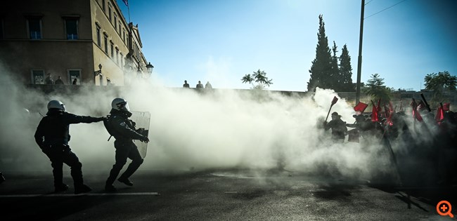ΑΠΘ: Επεισόδια από κουκουλοφόρους μετά την εκκένωση της κατάληψης - Συμπλοκές και στην Αθήνα