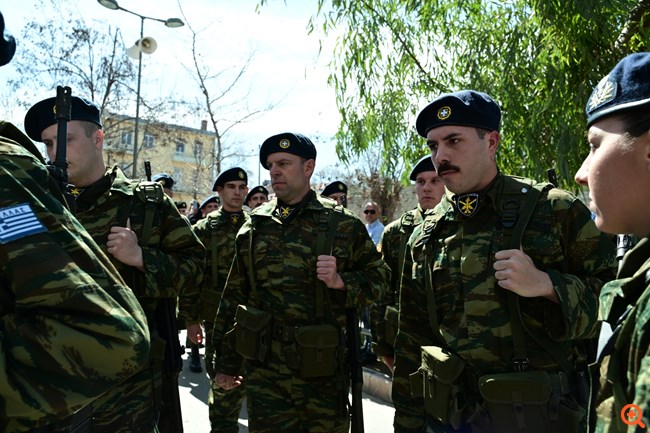 Παρέλασε στη Θήβα ο Στ. Κασσελάκης για την 25η Μαρτίου
