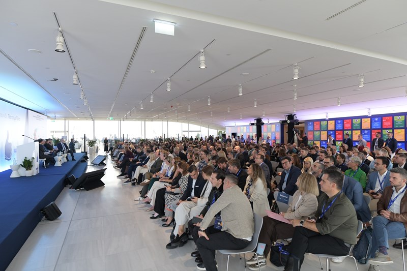 Κόσμος παρακολουθεί την ημερίδα για το Υπεύθυνο Παιχνίδι