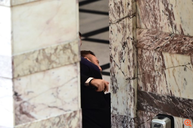Πρωτοφανές επεισόδιο με μπουνιές στη Βουλή - Στην ΓΑΔΑ ο  βουλευτής Κ. Φλώρος (πρώην "Σπαρτιάτης")