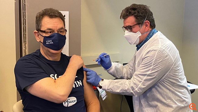 Ο Άλμπερτ Μπουρλά βοήθησε να σωθεί ο κόσμος - Μπορεί να σώσει και τη μετοχή της Pfizer;