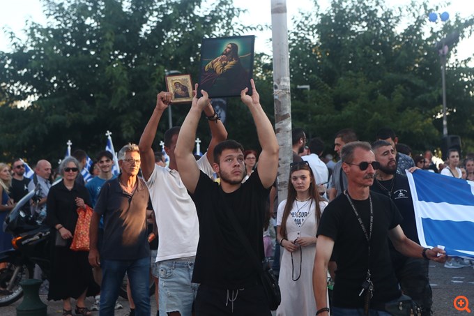 Με εικόνες αγίων και ελληνικές σημαίες το "Family Pride" στην Θεσσαλονίκη