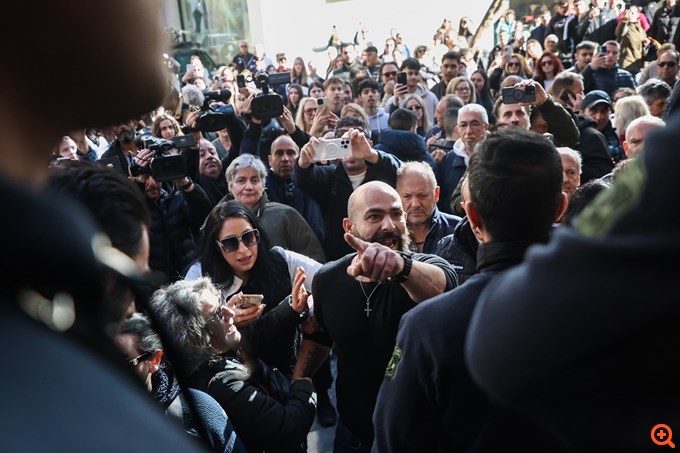 Κρήτη: Επεισόδια στα δικαστήρια για την κακοποίηση του 3χρονου – Απολογούνται η μητέρα και ο 44χρονος