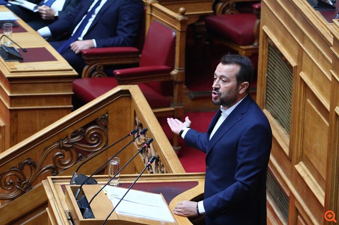 Η σημειολογία της απουσίας Μητσοτάκη από την ομιλία Παππά και η επιστροφή του στην ομιλία Ανδρουλάκη