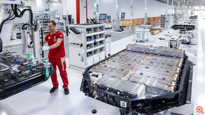 H Ferrari Elettrica έρχεται αλλά υπάρχουν ευχάριστα νέα για τους φαν των θερμικών