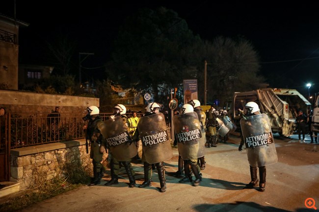 Πεδίο μάχης Λέσβος και Χίος: Σύγκρουση με τα ΜΑΤ, έγινε χρήση χημικών και χειροβομβίδων κρότου-λάμψης