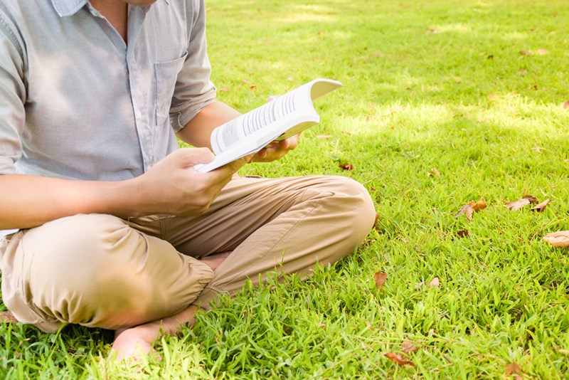 άντρας πάρκο ήλιος διάβασμα 18/10/17