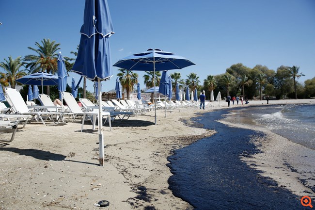 Η πετρελαιοκηλίδα έφτασε μέχρι τη Γλυφάδα - Δυσοσμία σε όλη την παραλιακή