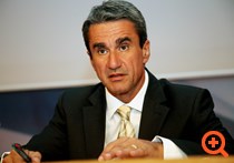 Τηλεοπτικές άδειες: απαράδεκτα παιχνίδια με τη δημοκρατία