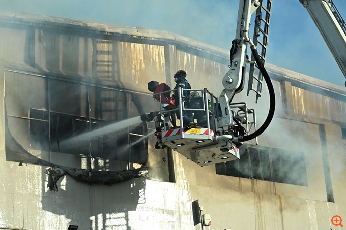 Πύρινος εφιάλτης στις Αχαρνές: Κάηκαν εργοστάσια ξυλείας και πλαστικών - Τεράστιες οι υλικές ζημιές
