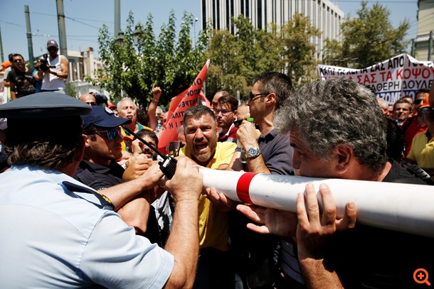 Ένταση στην πορεία των συμβασιούχων στην καθαριότητα