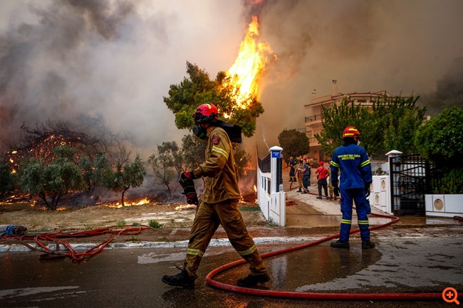 Φωτιά στη Φυλή: Κάηκαν σπίτια - Νέο μήνυμα εκκένωσης περιοχών προς Μενίδι - Φόβοι για την Πάρνηθα