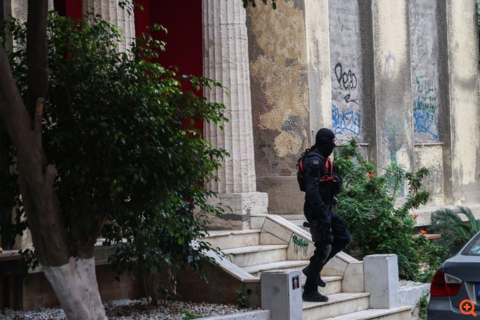 Ηράκλειο: Έφοδος της ΕΛ.ΑΣ. στην κατάληψη του "Ευαγγελισμού" - Έξι συλλήψεις για την επίθεση κατά Βορίδη