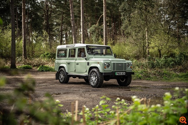 Αυτό τo Land Rover Defender έχει ηλεκτροκινητήρες στους τροχούς