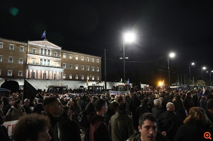 Θα κοιμηθούν στο Σύνταγμα οι αγρότες - "Τα μπλόκα θα ξαναστηθούν εάν δεν λυθούν τα προβλήματά μας"