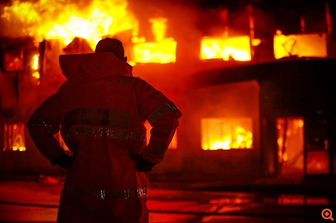 Σε ύφεση η πυρκαγιά σε εργοστάσιο στο Κορωπί