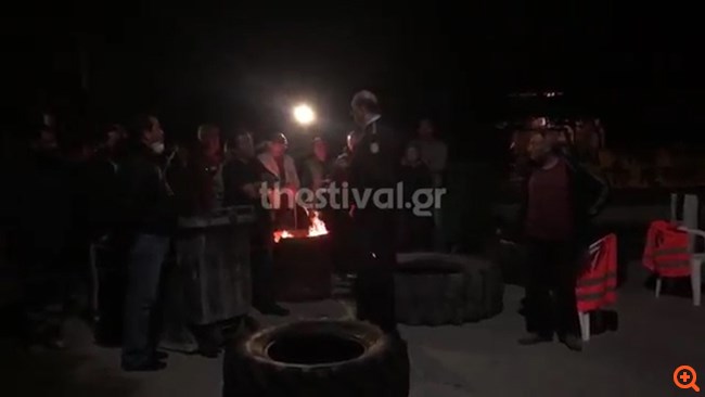 Βρασνά: Οι κάτοικοι έδιωξαν λεωφορεία με πρόσφυγες