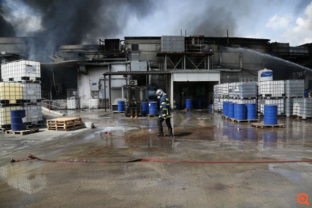 Σε εξέλιξη πυρκαγιά σε εργοστάσιο της Druckfarben στον Ασπρόπυργο