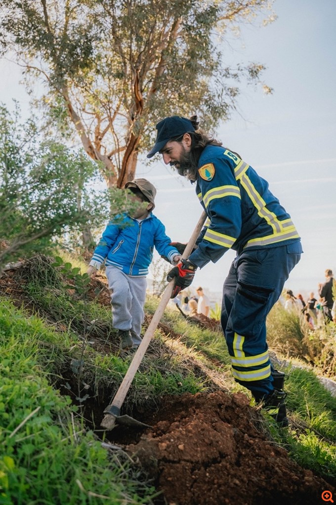 Για ένα "πράσινο" αύριο: 1.000 νέα δενδρύλλια στον Βύρωνα από το φυσικό μεταλλικό νερό ΒΙΚΟΣ και την we4all