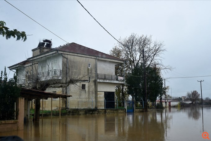 Υπερχείλισαν Πηνειός και Ενιπέας στη Θεσσαλία - Πλημμύρισαν χωριά του Δομοκού, κομμένο το οδικό δίκτυο και τα δρομολόγια των τρένων στο Λαμία - Λειανοκλάδι - "Κόκκινη λιμνοθάλασσα" το Καστελλόριζο