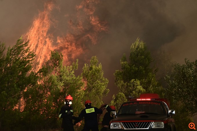 Φωτιά στον Βαρνάβα: Μπαράζ μηνυμάτων από το 112 - Εκκενώνονται Ροδόπολη, Αμυγδαλέζα, Γραμματικό, Σταμάτα και Μικροχώρι