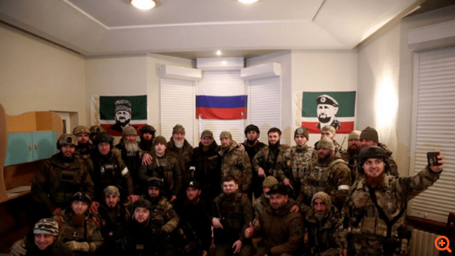 Ο Ραμζάν Καντίροφ όρθιος στη μέση της φωτογραφίας