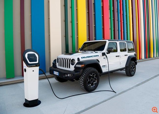 H Jeep γιορτάζει τα 80α της γενέθλια στην... πρίζα