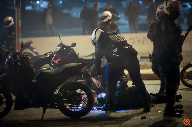 Επεισόδια Ν. Σμύρνη 09/03/2021 αστυνομικός κάτω