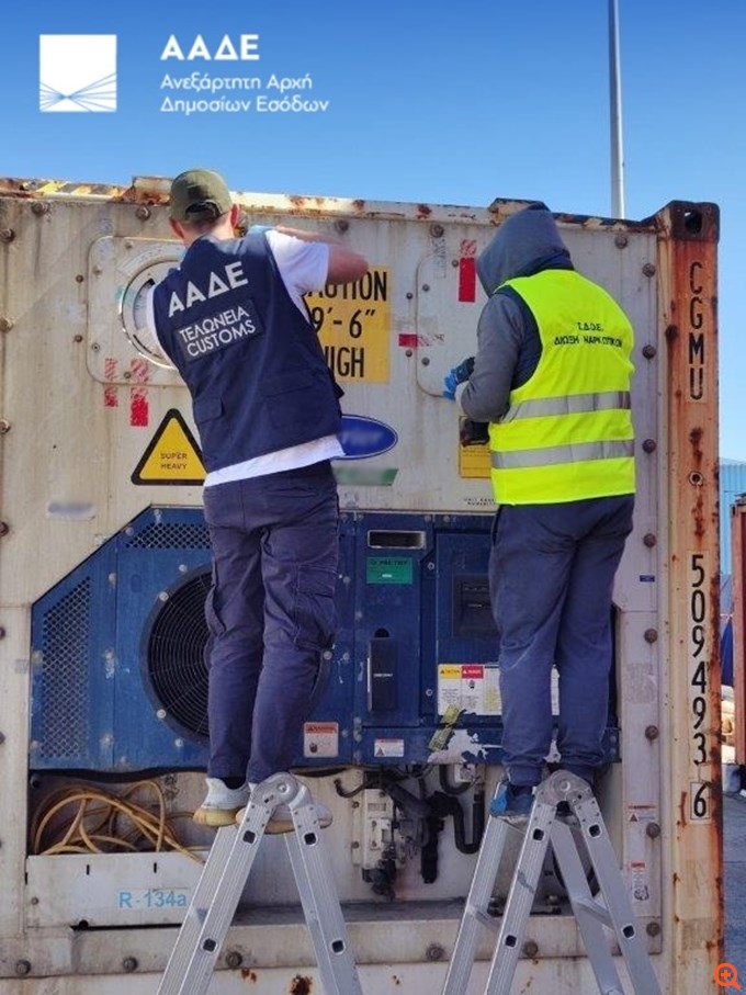 ΑΑΔΕ: Κατασχέθηκαν 54 κιλά κοκαΐνης αξίας 2,35 εκατ. ευρώ σε κιβώτιο με μπανάνες στο λιμάνι του Πειραιά