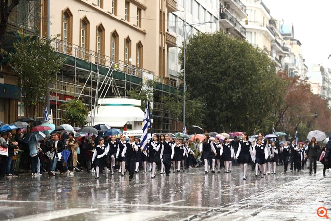 Θεσσαλονίκη: Υπό καταρρακτώδη βροχή παρέλασαν οι μαθητές κερδίζοντας το θερμό χειροκρότημα του κόσμου