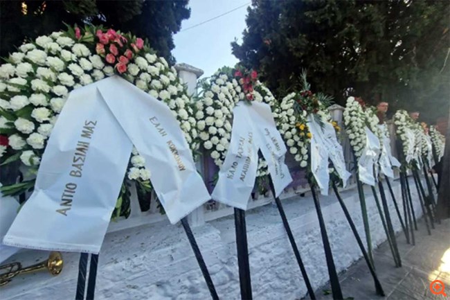 Στο αγαπημένο του Κοκκινοχώρι, στους πρόποδες του Παγγαίου, "επέστρεψε" ο Βασίλης Καρράς- Πλήθος κόσμου στην ταφή του