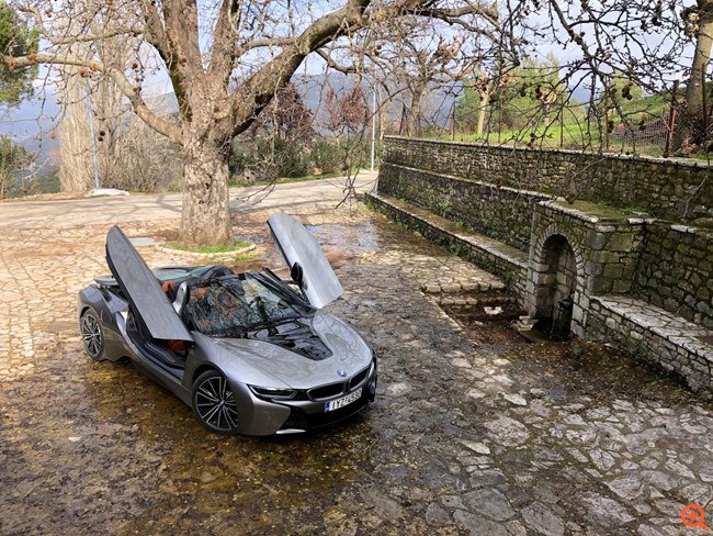Πετάμε στον χρόνο με το BMW i8 Roadster (vid.)