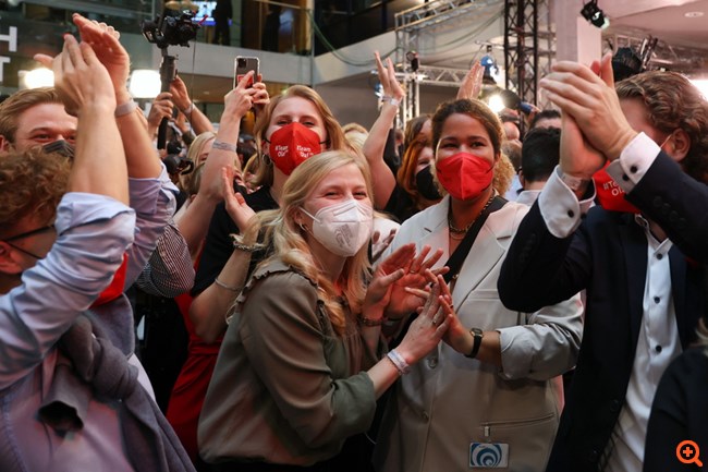 Γερμανία: Προβάδισμα με βραχεία κεφαλή για SPD - Σολτς στη "μάχη" για την καγκελαρία
