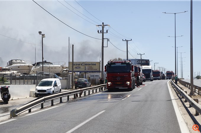 Σε ύφεση και χωρίς ενεργό μέτωπο η πυρκαγιά στη Βάρης-Κορωπίου - Ζημιές σε σπίτια και επιχειρήσεις