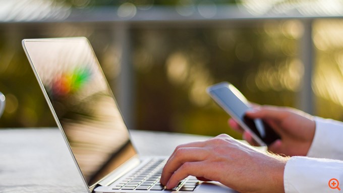 άντρας σε υπολογιστή digital 04/2022