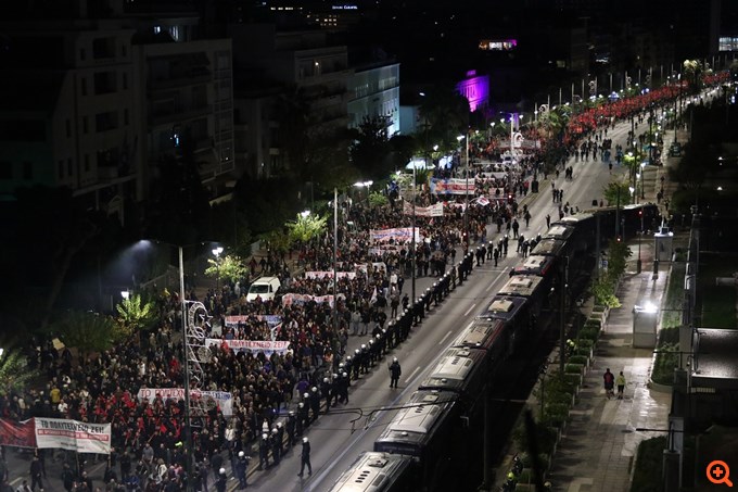 Ολοκληρώθηκε έξω από την Αμερικανική Πρεσβεία η πορεία του Πολυτεχνείου - 11 συλλήψεις και 43 προσαγωγές