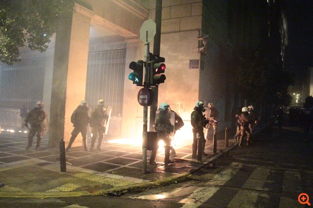 Προς αποκλιμάκωση βαίνουν τα σφοδρά επεισόδια γύρω από το Πολυτεχνείο